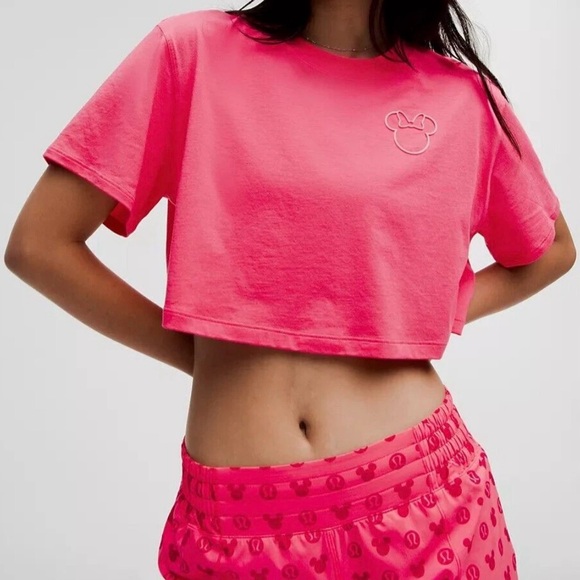 DISNEY X LULULEMON ALL YOURS CROPPED TSHIRT~LIP GLOSS SIZE 8 - Picture 1 of 10